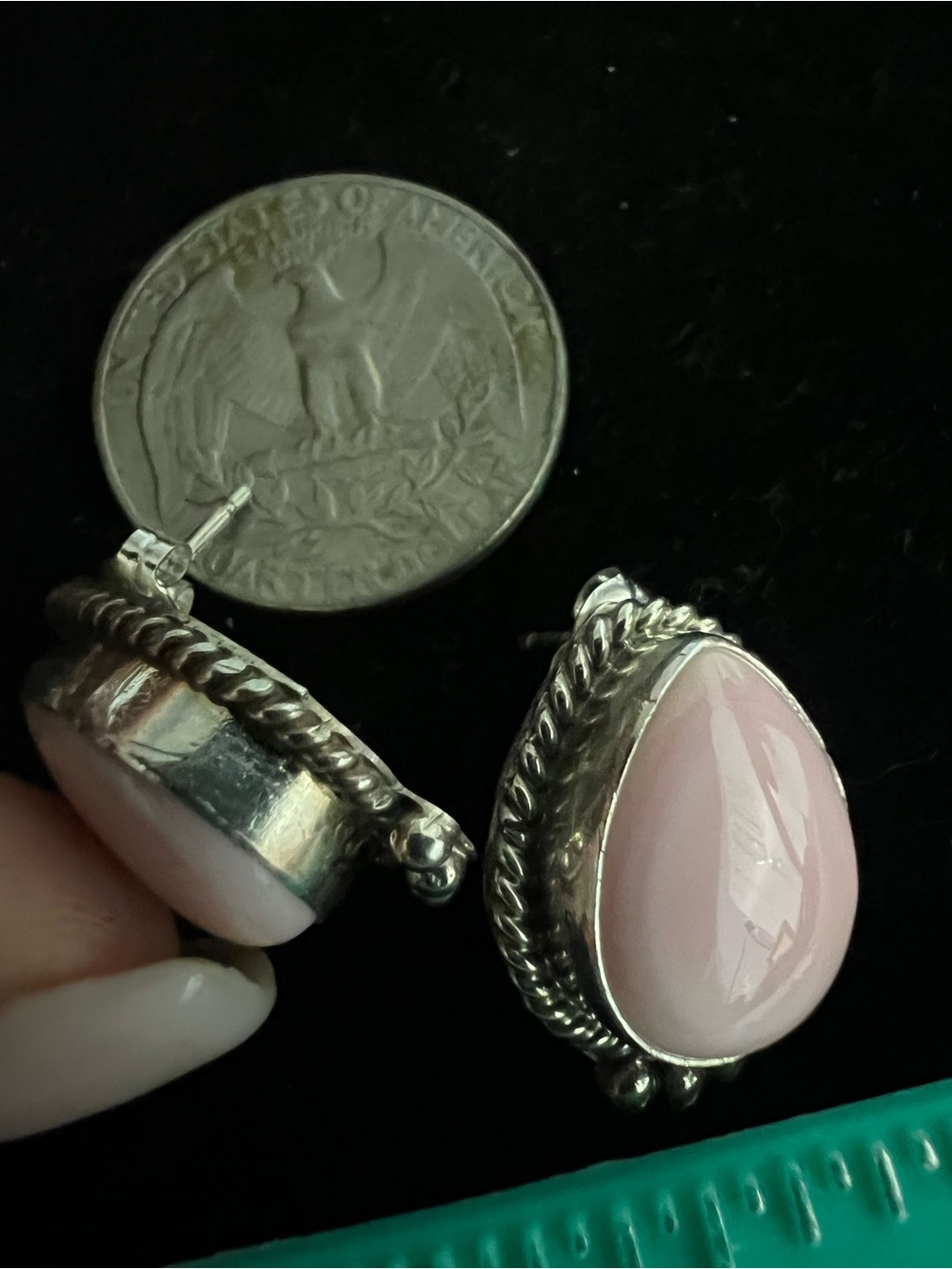 925 Sterling silver native signed pink conch stud earrings - Picture 5 of 7